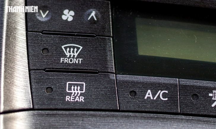 Nhấn nút sấy kính trước - FRONT (thường có ký hiệu hình cánh quạt kèm các mũi tên cong hướng lên trên) hệ thống sấy kính được kích hoạt