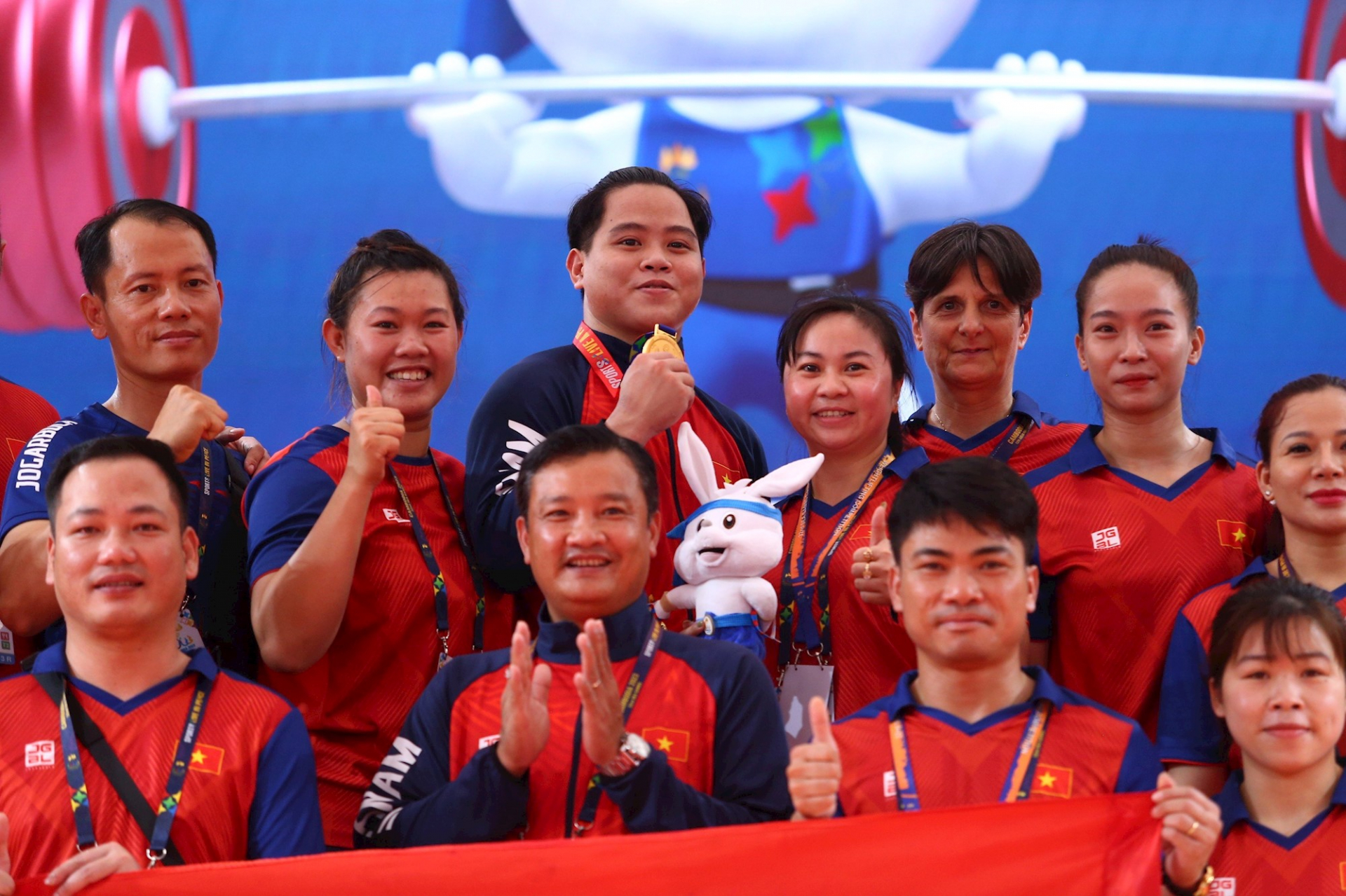 Lực sĩ Nguyễn Quốc Toàn (đứng giữa, hàng trên) ăn mừng cùng đội tuyển.
