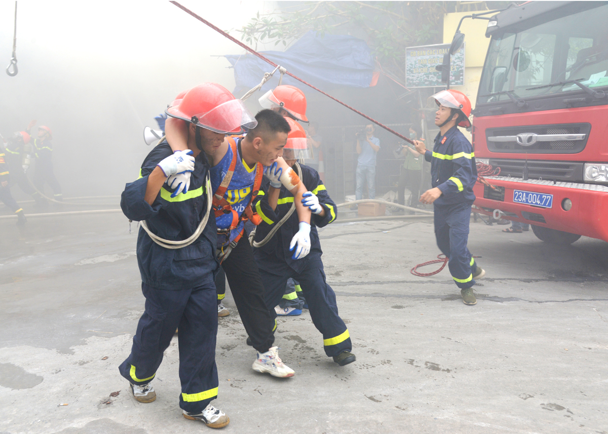 Công tác cứu người là nhiệm vụ được đặt lên hàng đầu trong chữa cháy, cứu nạn cứu hộ. 					Ảnh: KHÁNH HUYỀN