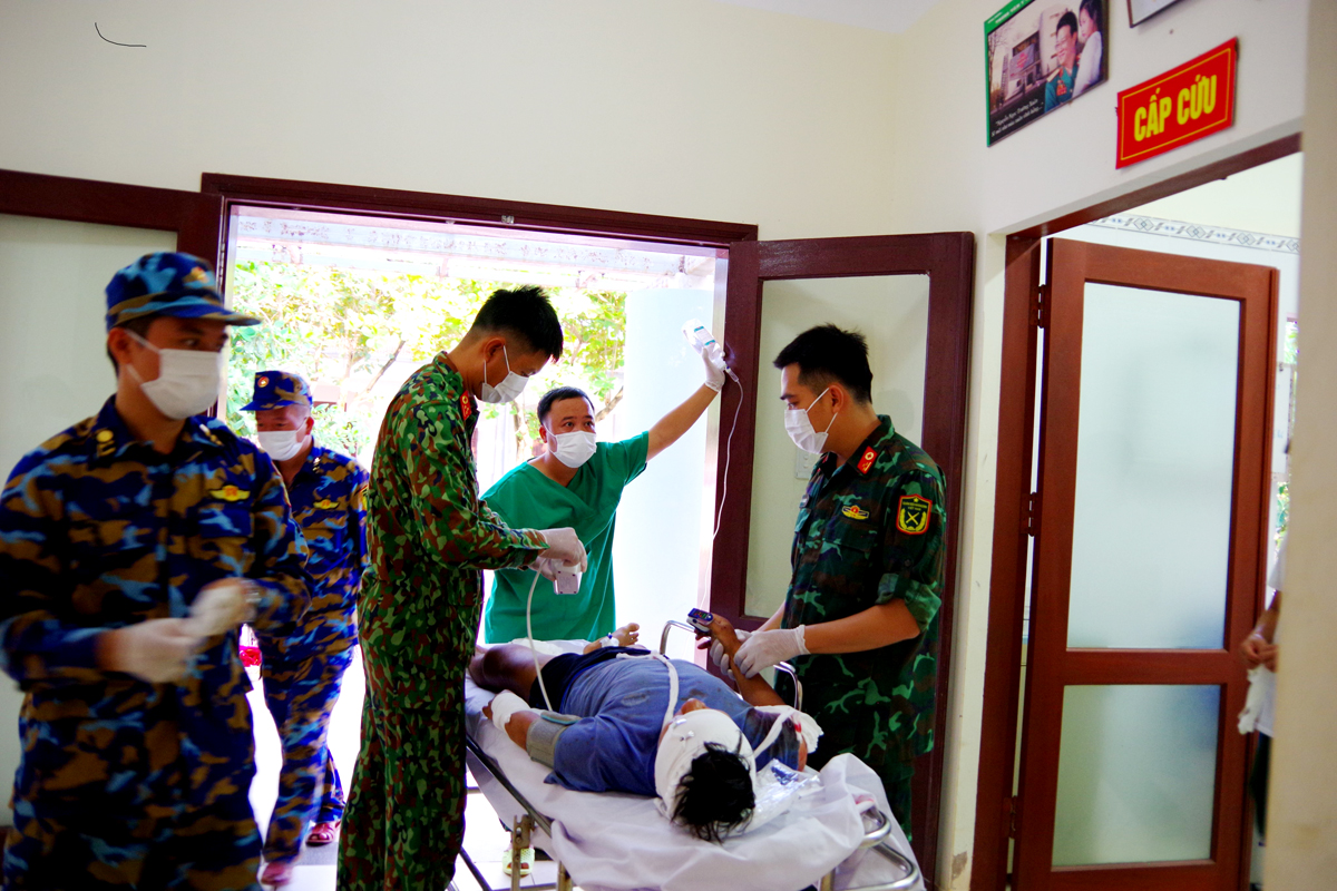 Quân y Bệnh xá thị trấn Trường Sa kịp thời cấp cứu cho ngư dân bị tai nạn khi đang khai thác hải sản.
									 Ảnh: Nguyễn Ninh (Lữ đoàn 146 Hải quân)
