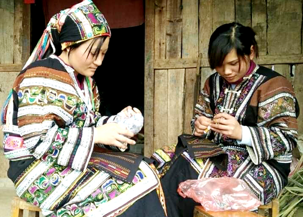 Nghề thêu thổ cẩm mang lại thu nhập ổn định cho phụ nữ Lô Lô, thôn Mè Nắng, xã Xín Cái (Mèo Vạc).