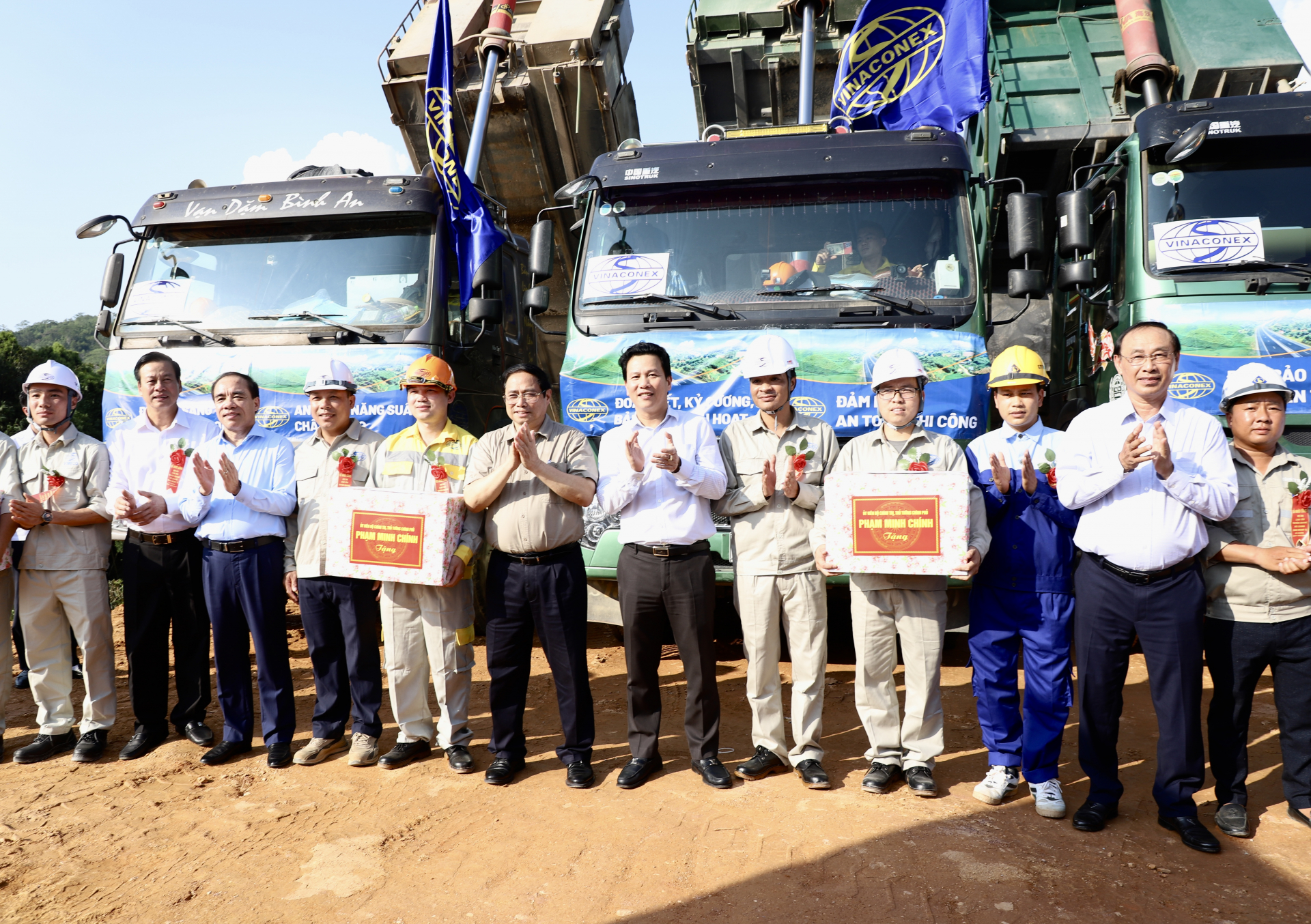 Thủ tướng Phạm Minh Chính tặng quà công nhân của nhà thầu thi công dự án