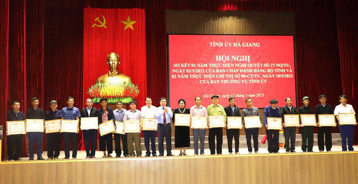 Phó Bí thư Tỉnh ủy Nguyễn Mạnh Dũng tặng Bằng khen của Tỉnh ủy cho các cá nhân có thành tích xuất sắc.

