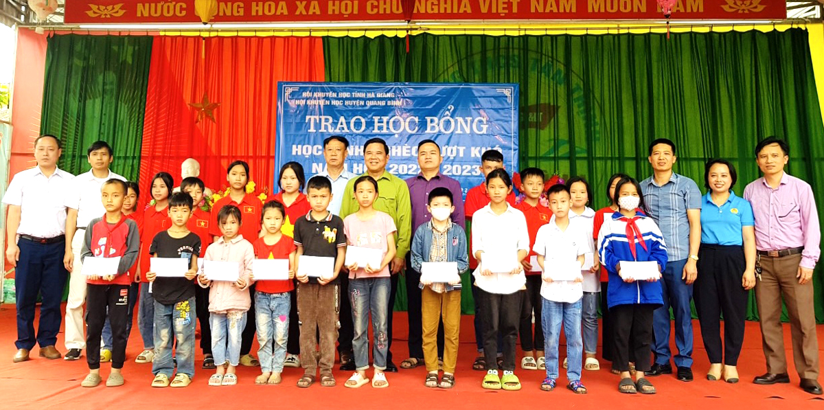 Lãnh đạo Hội Khuyến học tỉnh trao học bổng cho học sinh nghèo vượt khó huyện Quang Bình.
