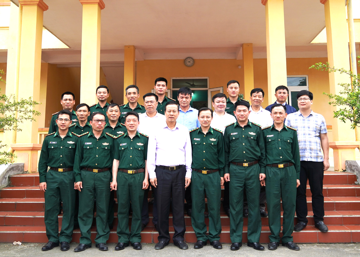 Chủ tịch UBND tỉnh Nguyễn Văn Sơn và thành viên đoàn công tác chụp ảnh lưu niệm với Đồn Biên phòng Xín Cái.
