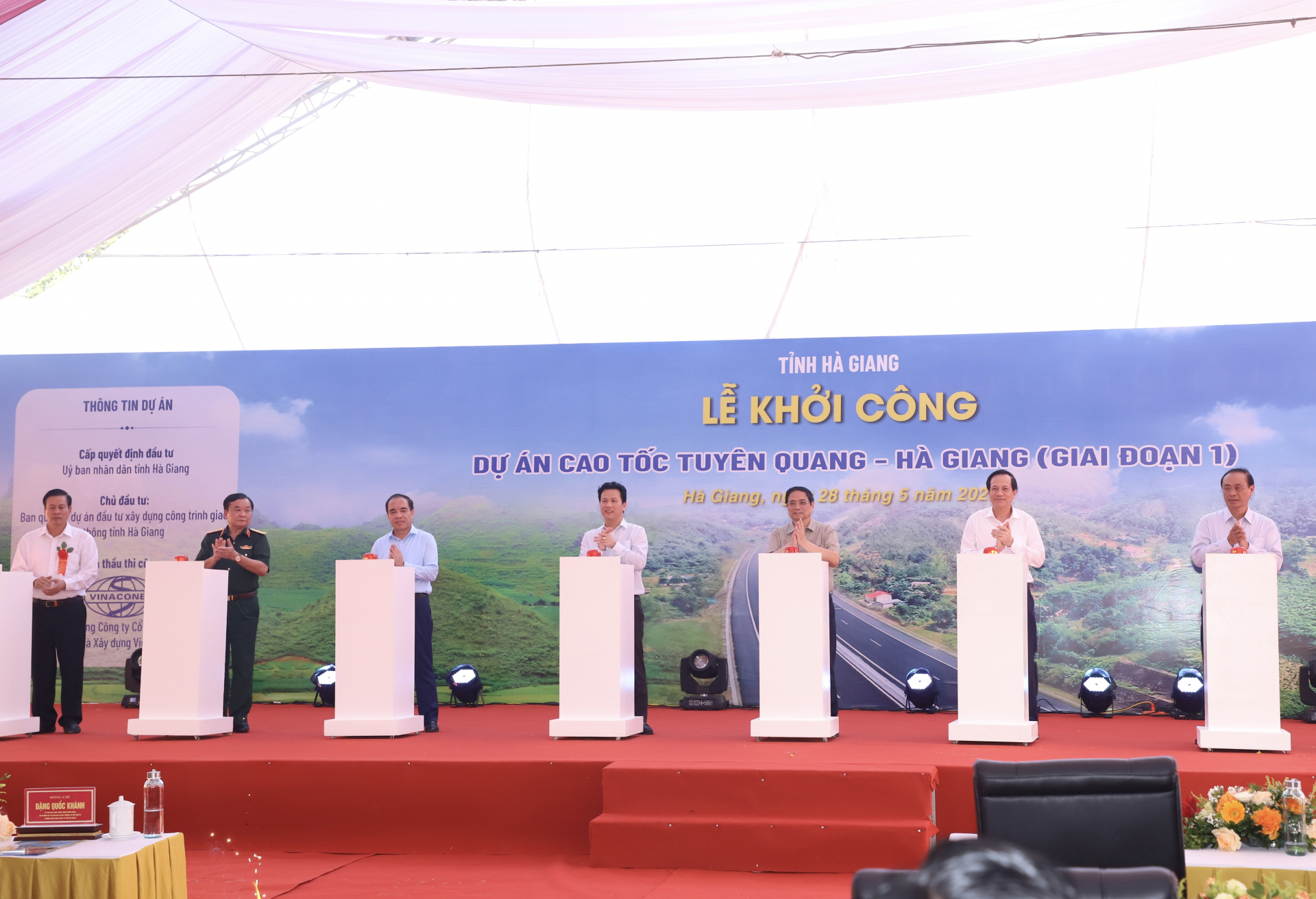 Thủ tướng Phạm Minh Chính cùng các đồng chí lãnh đạo bộ, ngành T.Ư và 2 tỉnh Hà Giang, Tuyên Quang thực hiện nghi thức bấm nút khởi công dự án