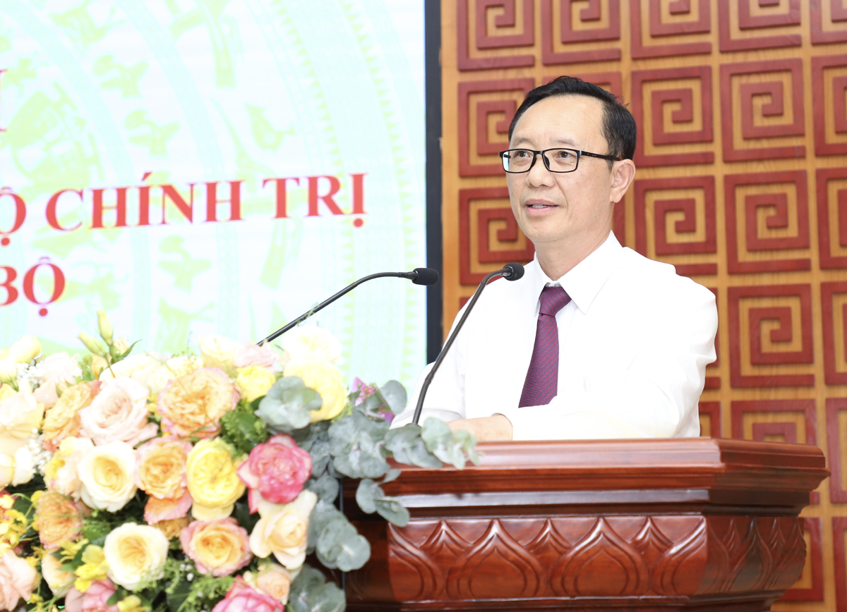 Phó Bí thư Thường trực Tỉnh ủy, Chủ tịch HĐND tỉnh Thào Hồng Sơn phát biểu tại hội nghị
