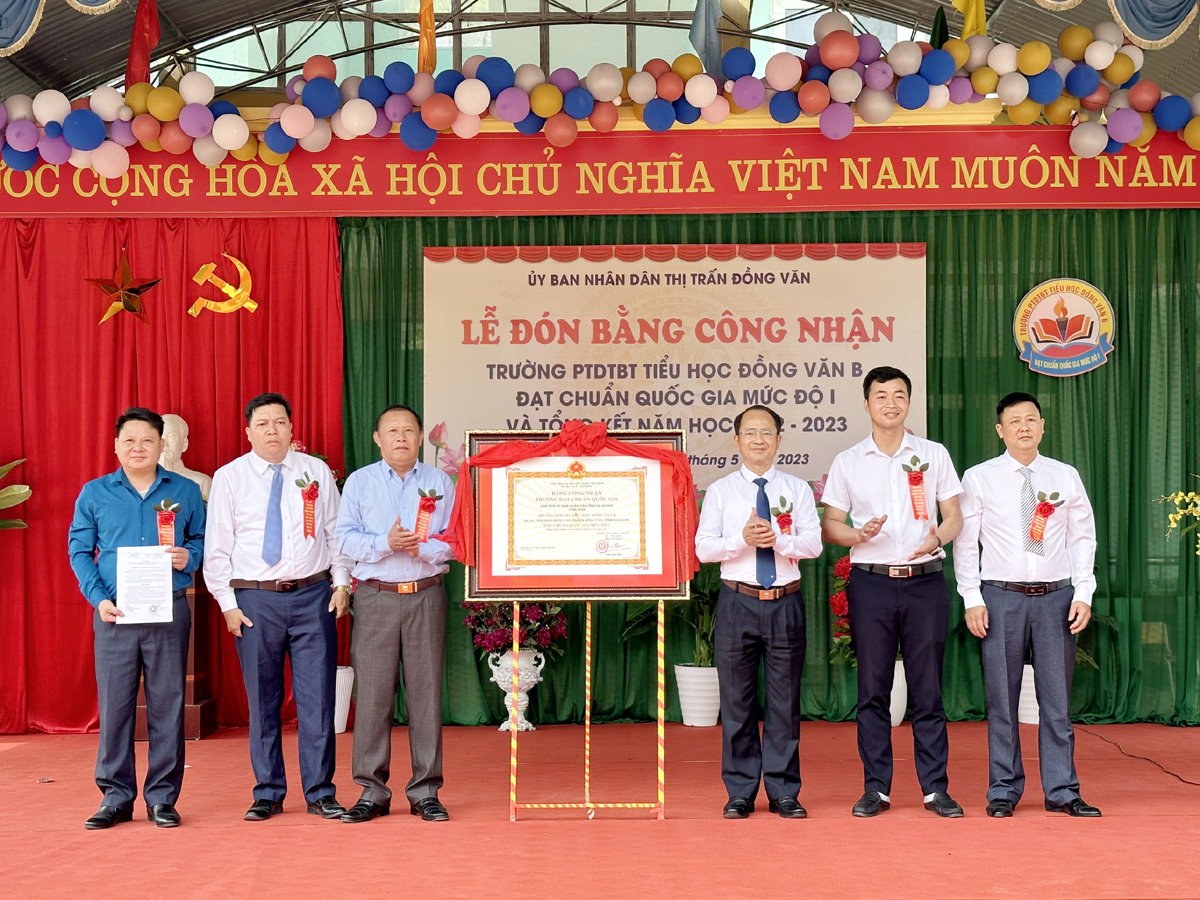 Lãnh đạo huyện trao Bằng công nhận cho tập thể nhà trường.