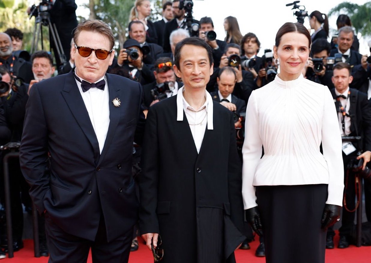 Trần Anh Hùng và hai diễn viên chính của La Passion de Dodin Bouffant trên thảm đỏ Cannes hôm 24.5
