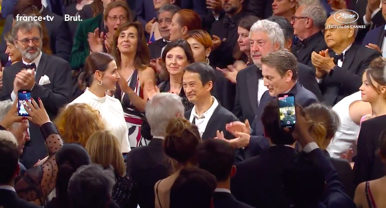 Trần Anh Hùng và đoàn phim La Passion de Dodin Bouffant nhận những tràng vỗ tay tán dương nồng nhiệt tại Liên hoan phim Cannes. Đây là một trong những tác phẩm tranh giải Cành cọ vàng năm nay