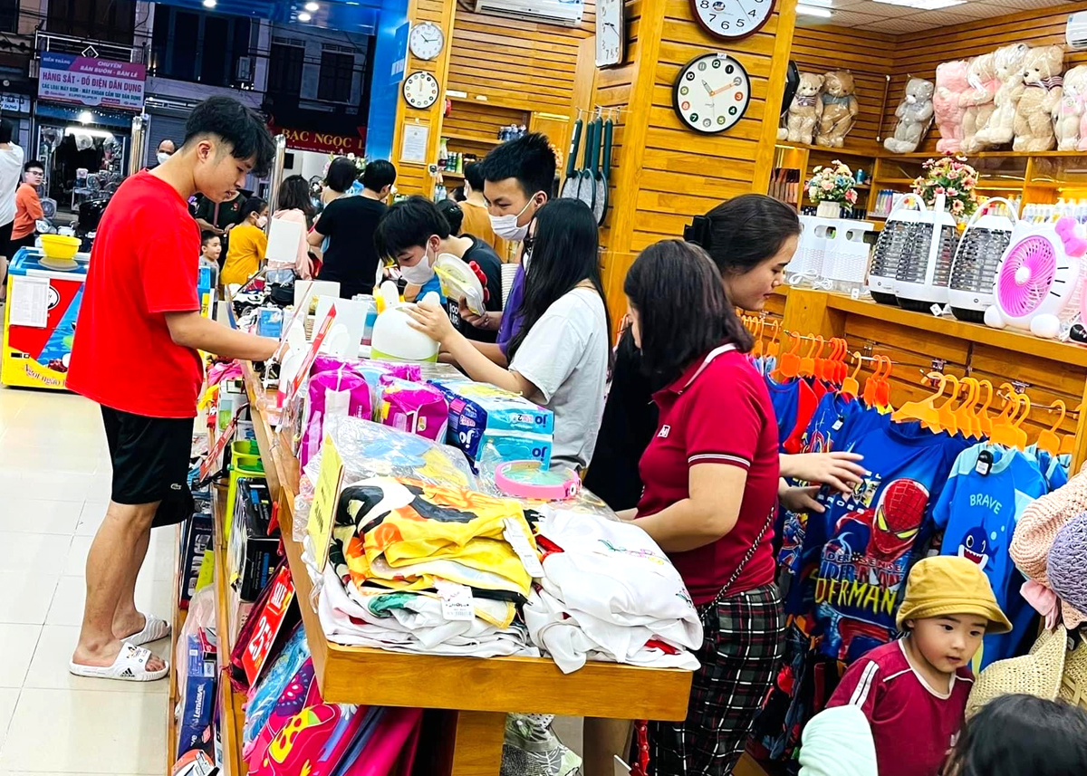 Hàng Việt được người dân thành phố Hà Giang lựa chọn mua sắm tại Thế giới sách, phường Trần Phú.
