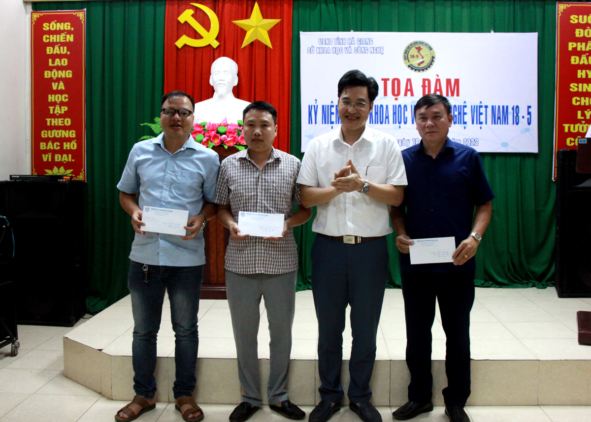 Lãnh đạo Sở KH&CN trao quà cho các cá nhân đạt giải thể thao chào mừng ngày Ngày Khoa học và Công nghệ Việt Nam
