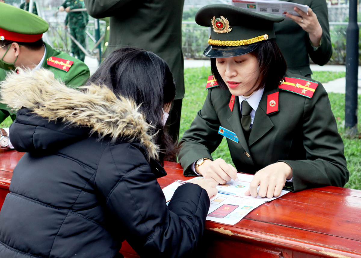 Lực lượng chức năng hướng dẫn người dân đăng ký định danh điện tử tại thành phố Hà Giang (Ảnh: Mai Ánh)