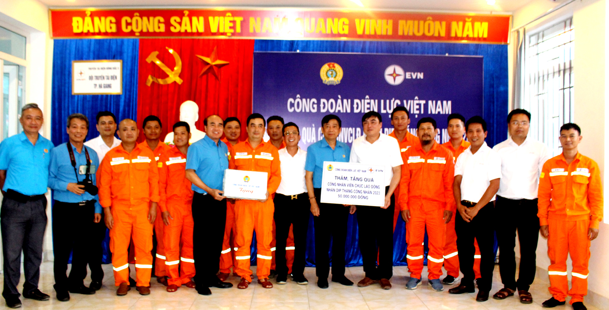 Đại diện Công đoàn Điện lực Việt Nam tặng quà cho cán bộ, công nhân, người lao động Đội truyền tải điện Hà Giang
