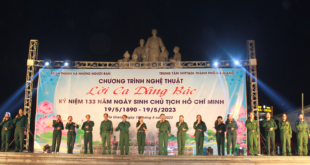 Tiết mục văn nghệ đặc sắc do Hội Cựu chiến binh phường Trần Phú thể hiện
