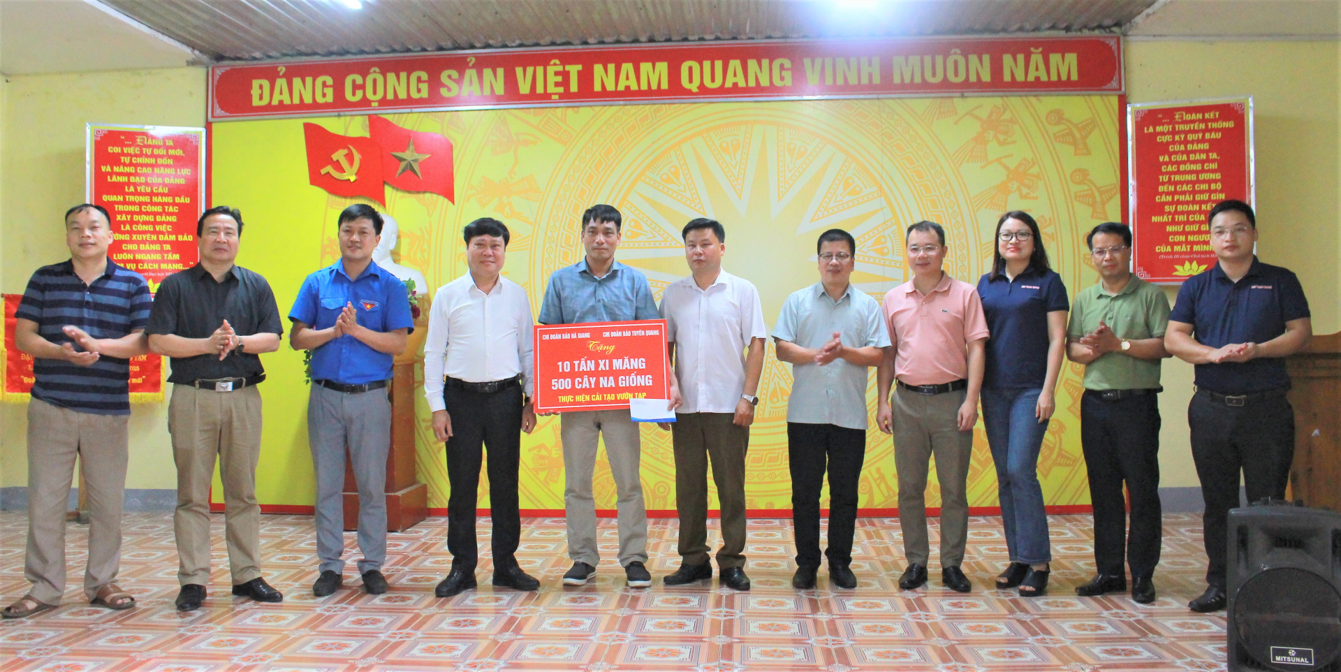 Lãnh đạo xã Lùng Tám đại diện cho 10 hộ dân nhận quà hỗ trợ của 2 đơn vị