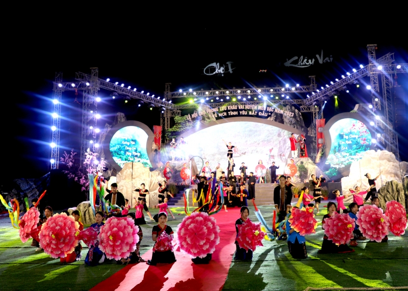 Một tiết mục văn nghệ trong đêm khai mạc lễ hội chợ Phong lưu Khâu Vai năm 2023.
