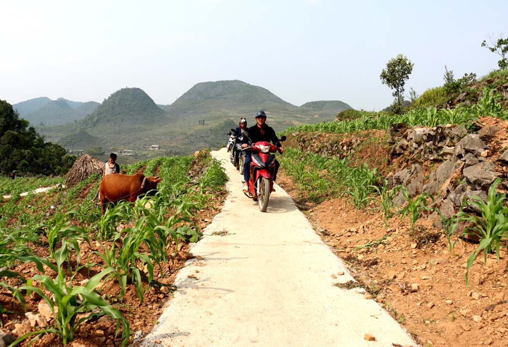 Tuyến đường bê tông nội thôn Cán Chu Phìn vừa hoàn thành từ nguồn tiền dịch vụ môi trường rừng, giúp người dân đi lại thuận lợi.
