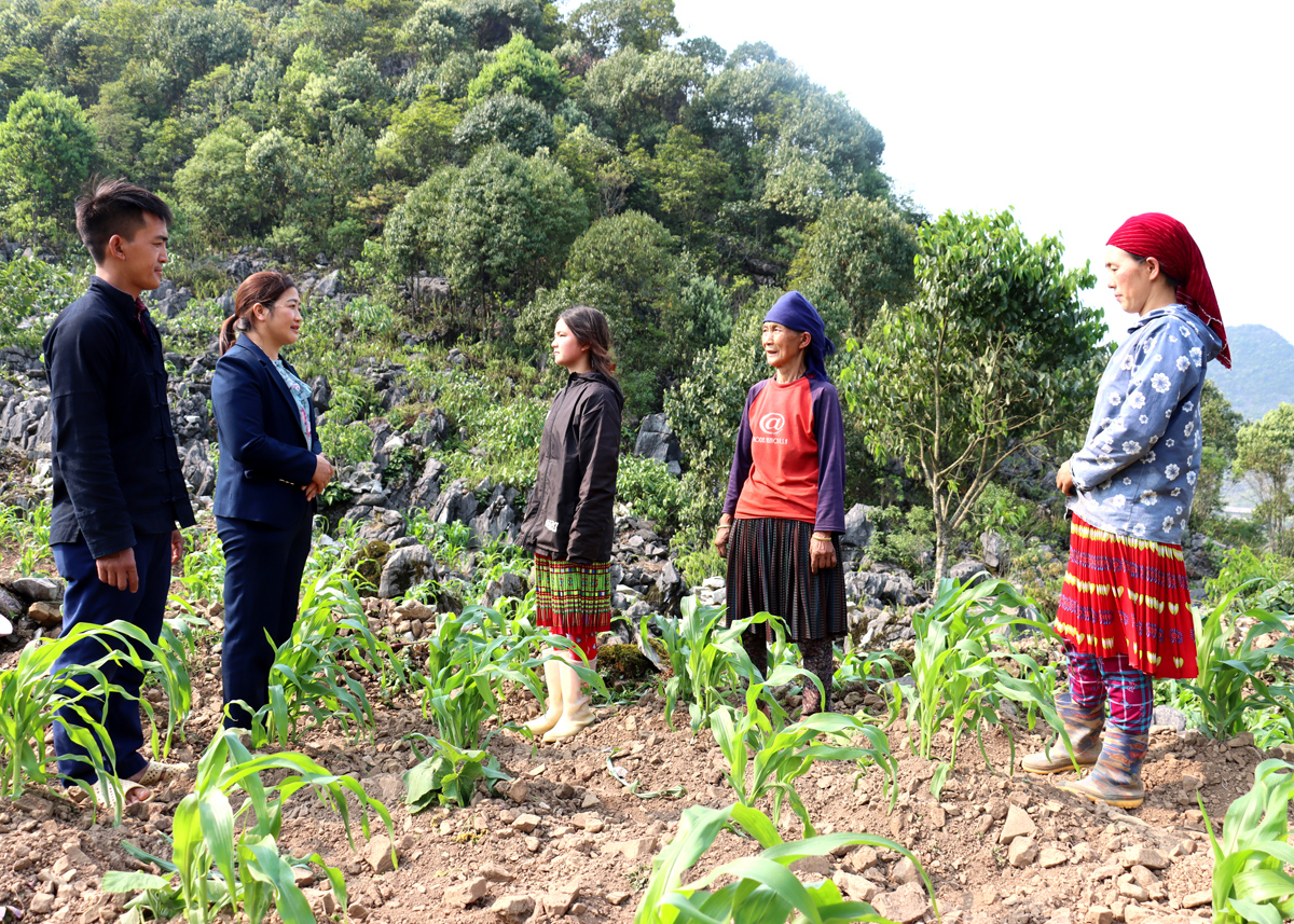 Cán bộ thôn Cán Chu Phìn tuyên truyền bảo vệ rừng cho người dân.
