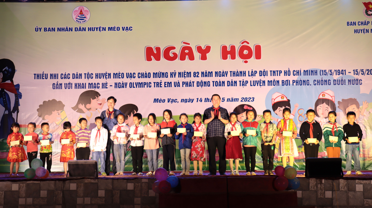 Trưởng ban Dân vận Tỉnh ủy Trần Mạnh Lợi và Chủ nhiệm Ủy ban Kiểm tra Tỉnh ủy Trần Quang Minh tặng quà cho các học sinh nghèo vượt khó.

