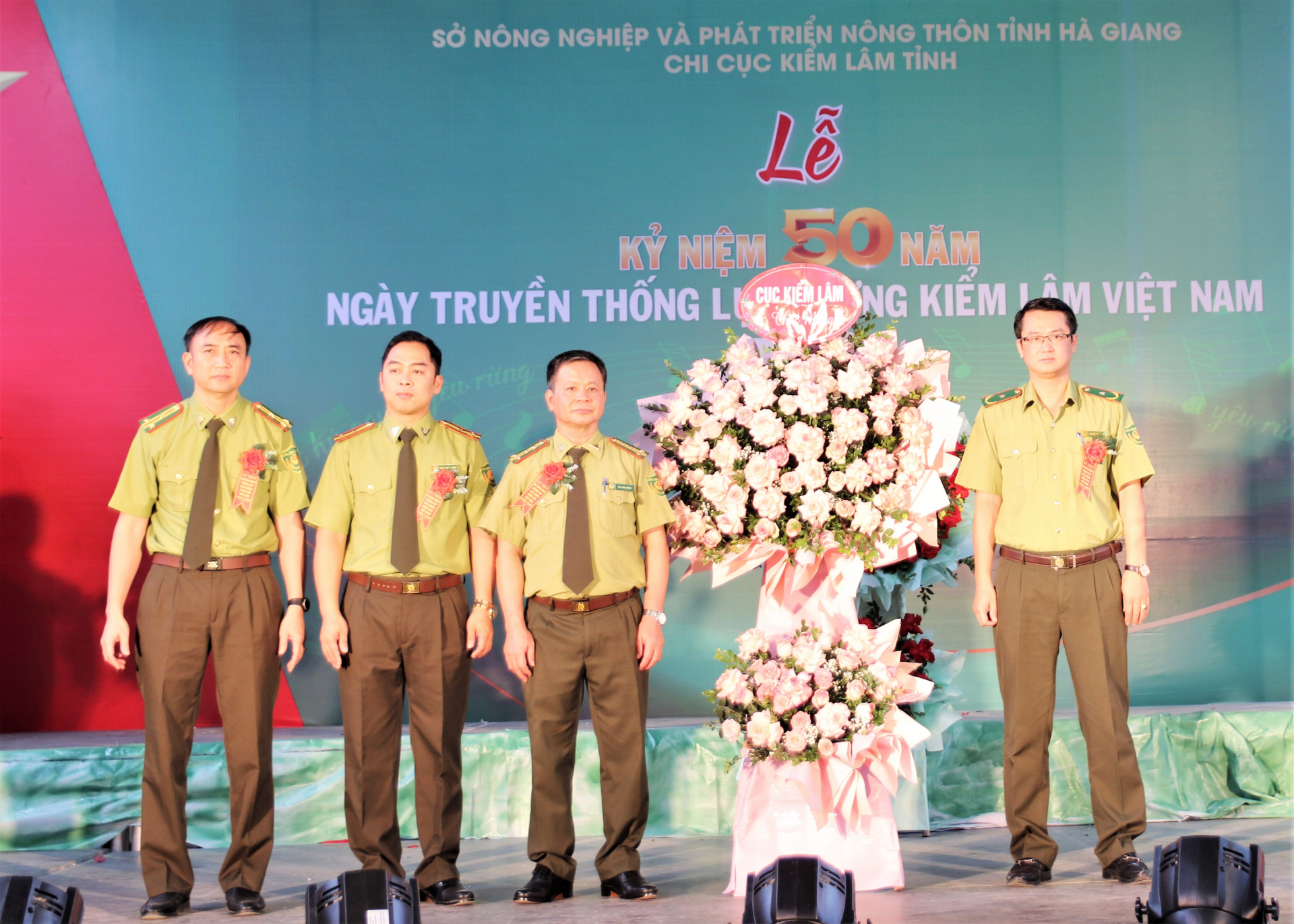 Phó Cục trưởng Cục Kiểm lâm Việt Nam Nguyễn Quốc Hiệu tặng lẵng hoa chúc mừng ngành Kiểm lâm tỉnh.