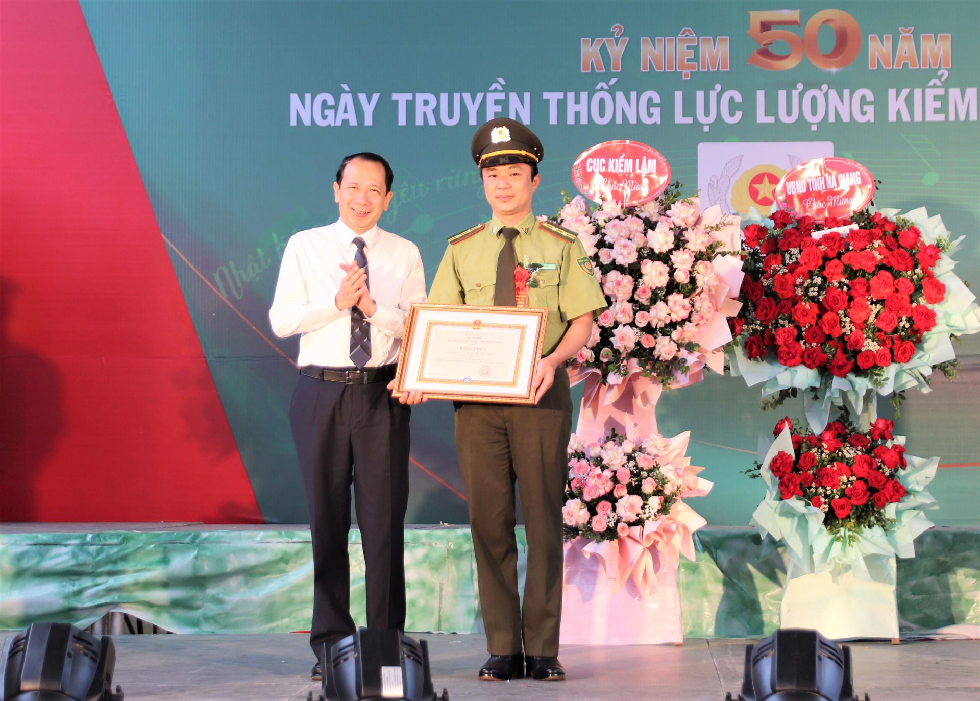 Phó Chủ tịch UBND tỉnh Trần Đức Quý trao Bằng khen của Bộ trưởng Bộ Nông nghiệp và PTNT cho đại diện tập thể Hạt Kiểm lâm Xín Mần.