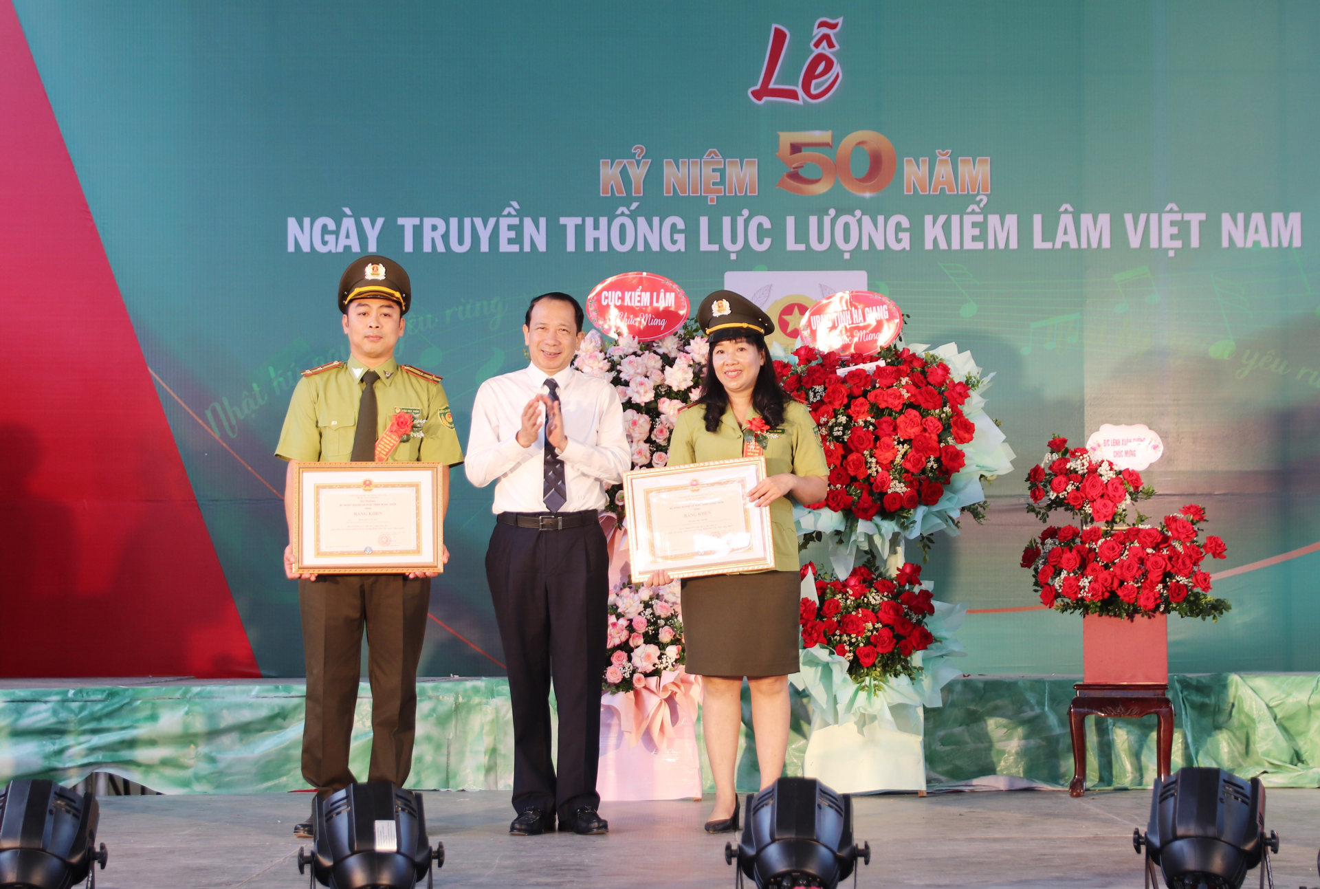 Phó Chủ tịch UBND tỉnh Trần Đức Quý trao Bằng khen của Bộ trưởng Bộ Nông nghiệp và PTNT cho 2 cá nhân.