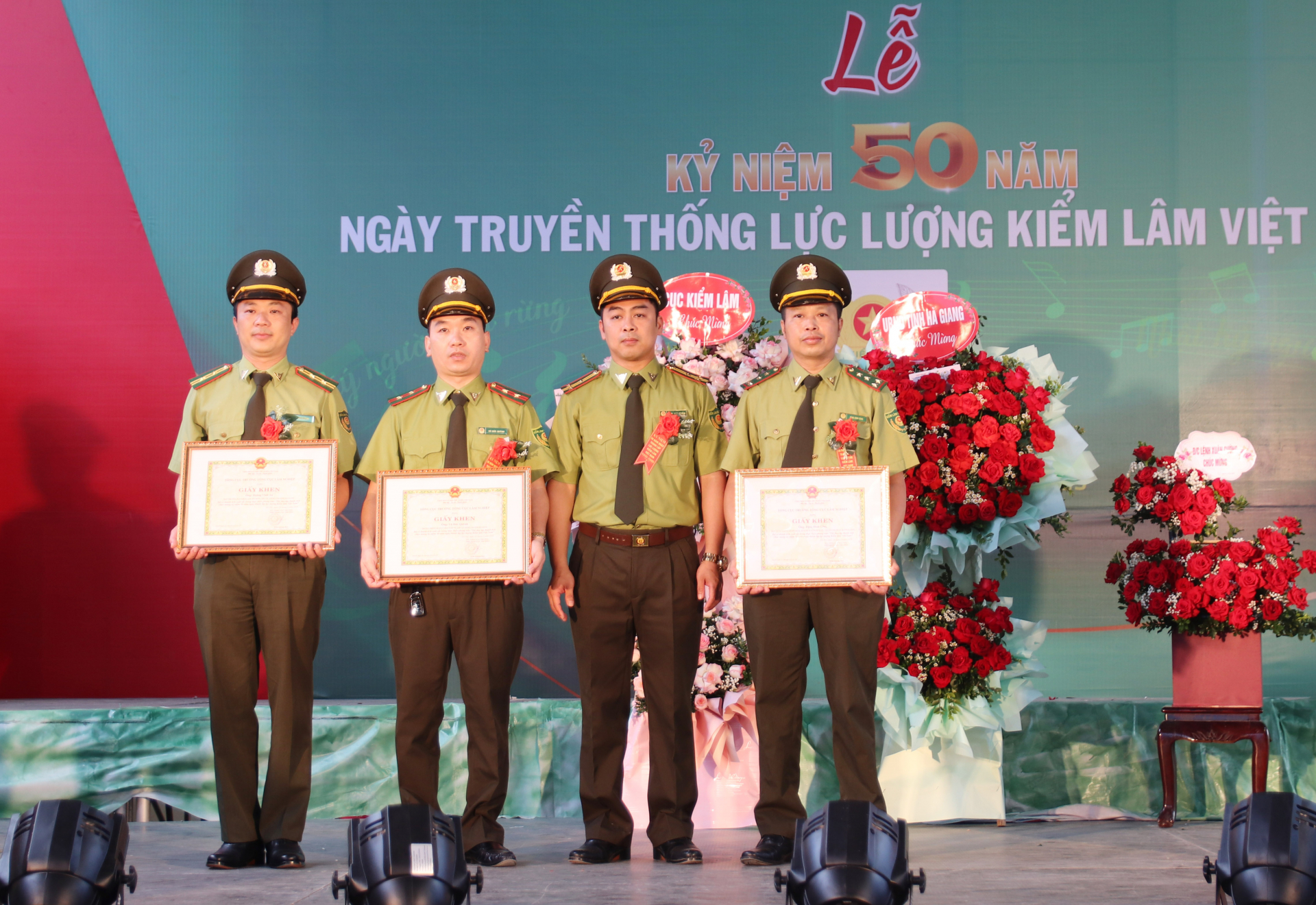 Lãnh đạo Chi cục Kiểm lâm tỉnh trao Giấy khen của Tổng cục Lâm nghiệp cho các cá nhân.