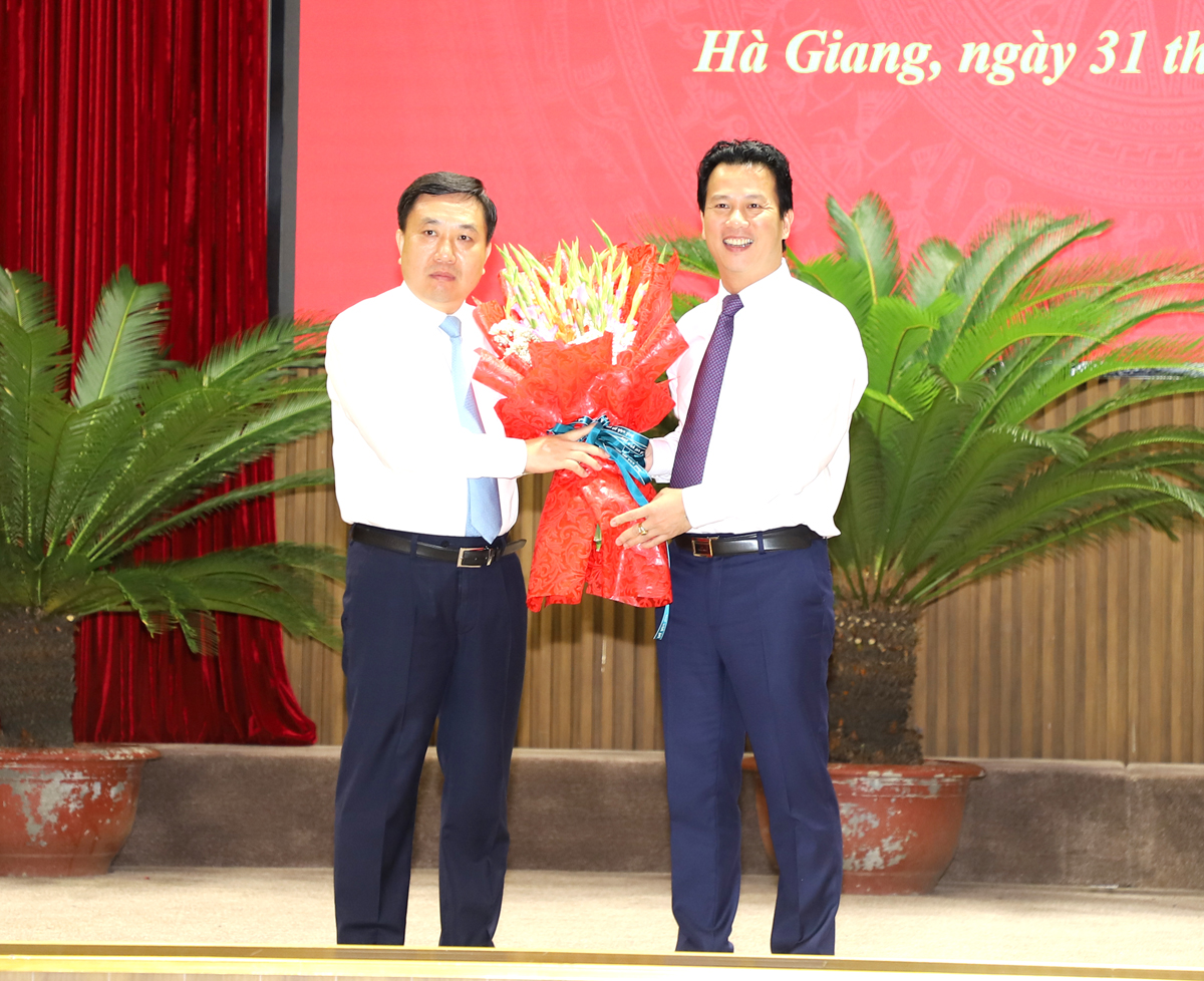 Bộ trưởng Bộ Tài nguyên – Môi trường, nguyên Bí thư Tỉnh ủy Đặng Quốc Khánh tặng hoa chúc mừng Quyền Bí thư Tỉnh ủy Nguyễn Mạnh Dũng.
