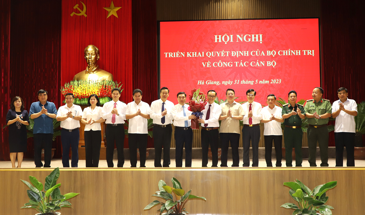 Thường trực, BTV Tỉnh ủy tặng hoa chúc mừng Quyền Bí thư Tỉnh ủy Nguyễn Mạnh Dũng.
