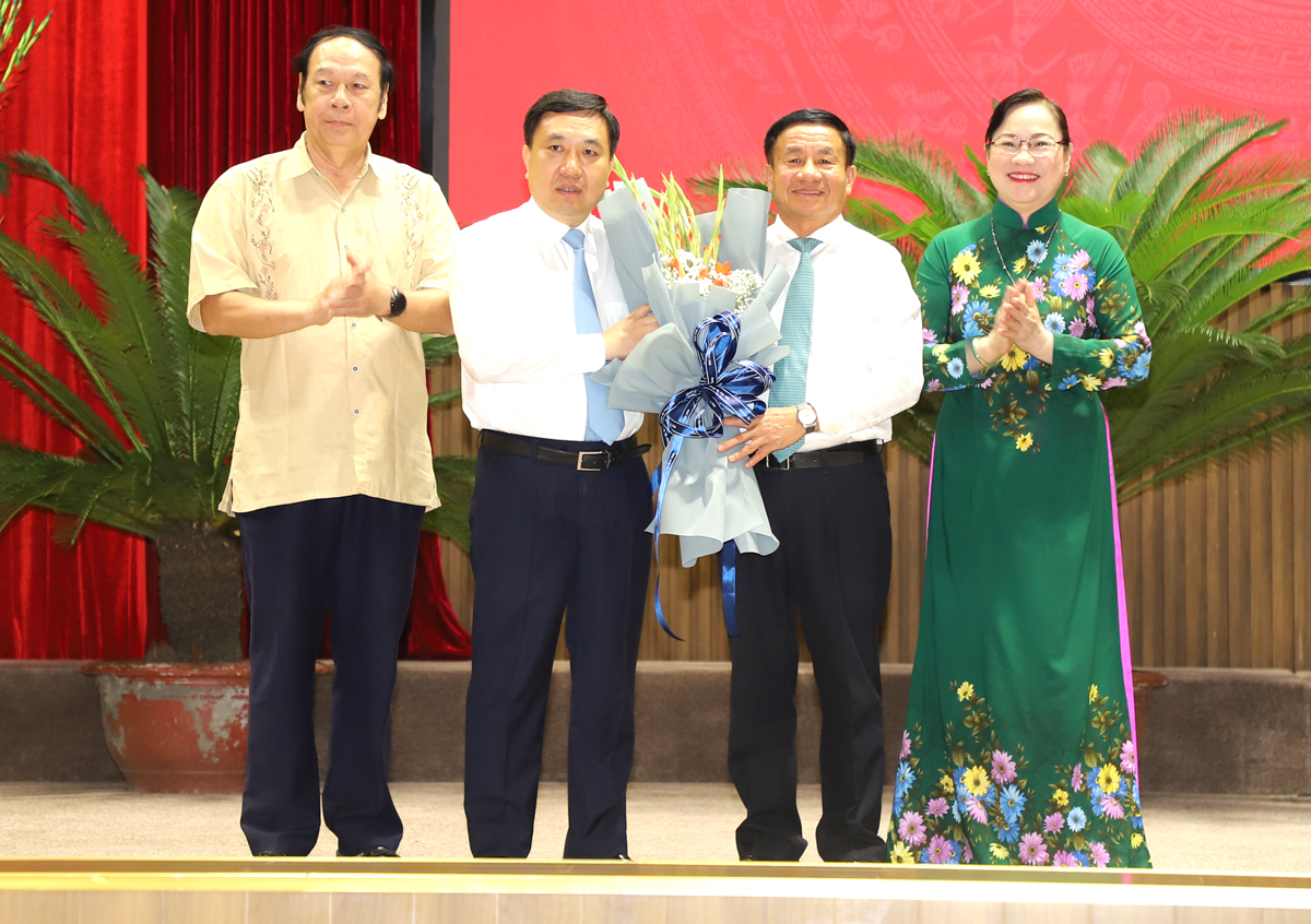 Nguyên lãnh đạo tỉnh Hà Tĩnh tặng hoa chúc mừng Quyền Bí thư Tỉnh ủy Nguyễn Mạnh Dũng.
