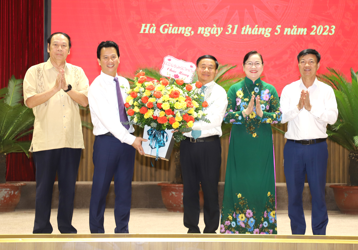 Nguyên lãnh đạo tỉnh Hà Tĩnh tặng hoa chúc mừng Bộ trưởng Bộ Tài nguyên – Môi trường, nguyên Bí thư Tỉnh ủy Đặng Quốc Khánh.
