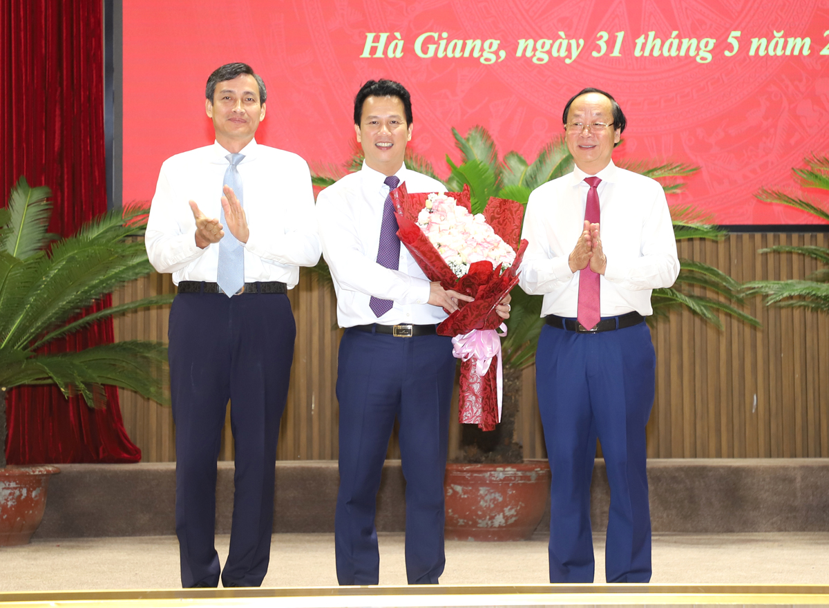 Lãnh đạo Bộ Tài nguyên – Môi trường tặng hoa chúc mừng Bộ trưởng Bộ Tài nguyên – Môi trường, nguyên Bí thư Tỉnh ủy Đặng Quốc Khánh.
