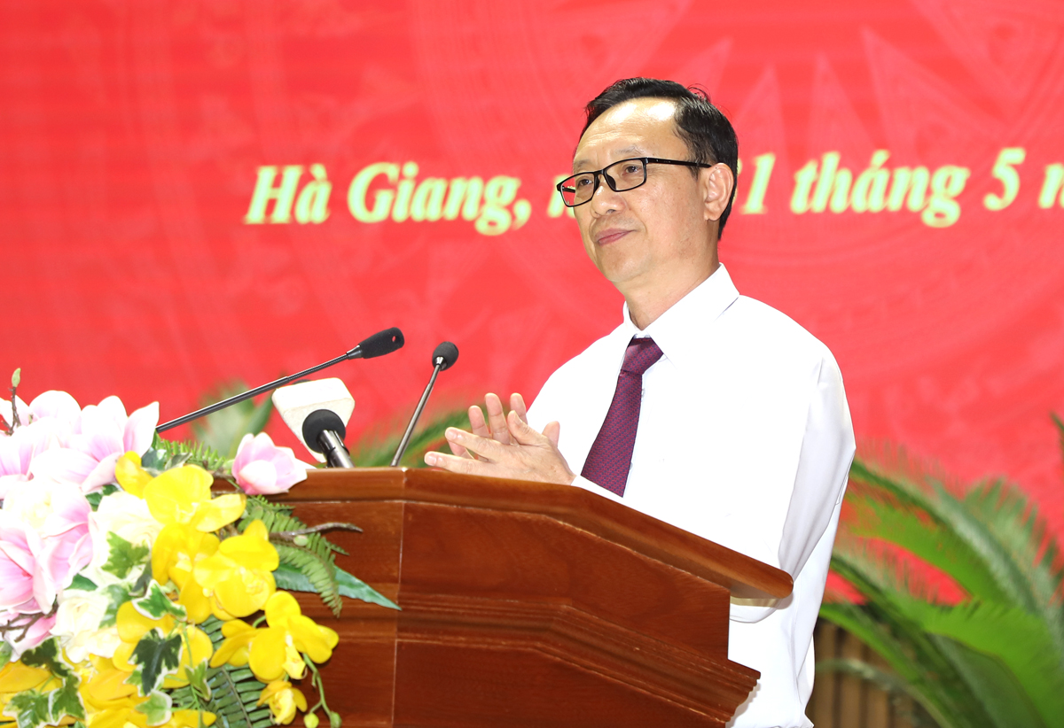 Phó Bí thư Thường trực Tỉnh ủy, Chủ tịch HĐND tỉnh Thào Hồng Sơn phát biểu tại hội nghị.
