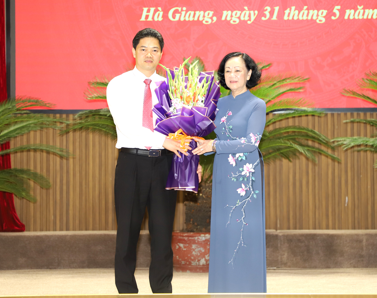 Đồng chí Trương Thị Mai tặng hoa chúc mừng đồng chí Vũ Mạnh Hà được Bộ Chính trị phân công nhiệm vụ mới