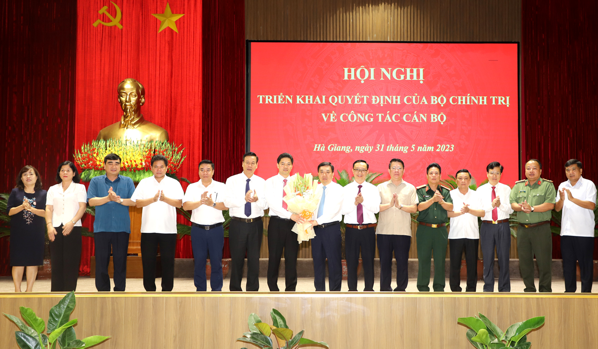 Các đồng chí Thường trực, BTV Tỉnh ủy tặng hoa chúc mừng đồng chí Vũ Mạnh Hà được Bộ Chính trị phân công nhiệm vụ mới
