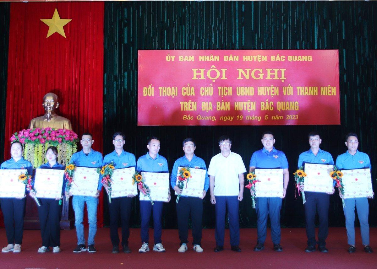 Chủ tịch UBND huyện Bắc Quang Phùng Viết Vinh tặng hoa và quà cho các đoàn viên, thanh niên tiêu biểu.
