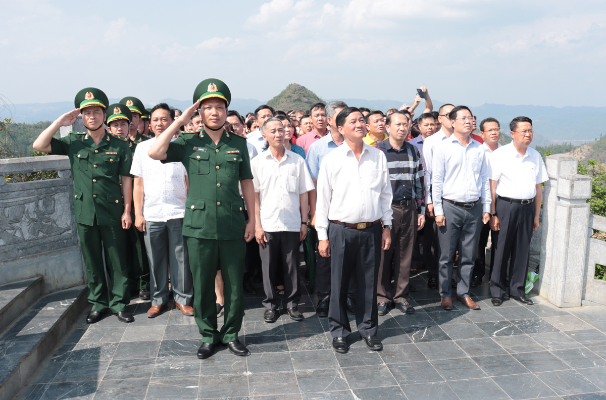 Các đại biểu dự Lễ chào cờ tại Cột cờ Quốc gia Lũng Cú.
