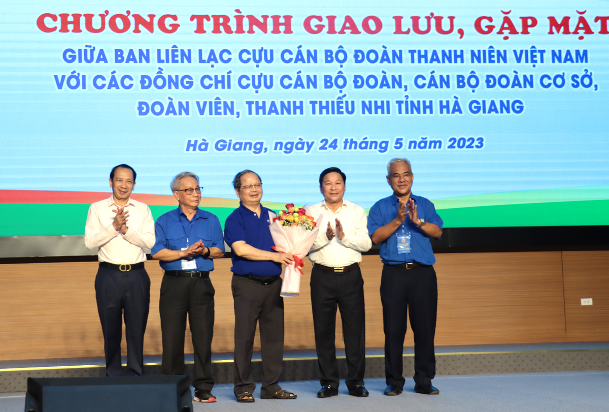 Các đồng chí lãnh đạo tỉnh tặng hoa chúc Ban Liên lạc Cựu cán bộ Đoàn Thanh niên Việt Nam
