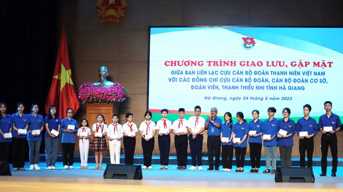 Đại diện Ban Liên lạc Cựu cán bộ Đoàn Thanh niên Việt Nam tặng quà cho học sinh có thành tích xuất sắc trong học tập
