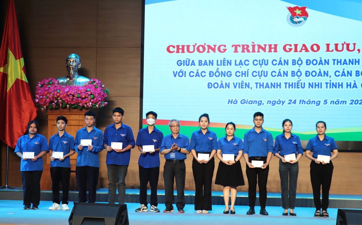 Đại diện Ban Liên lạc Cựu cán bộ Đoàn Thanh niên Việt Nam tặng quà cho các cán bộ Đoàn cơ sở tiêu biểu trên địa bàn tỉnh.
