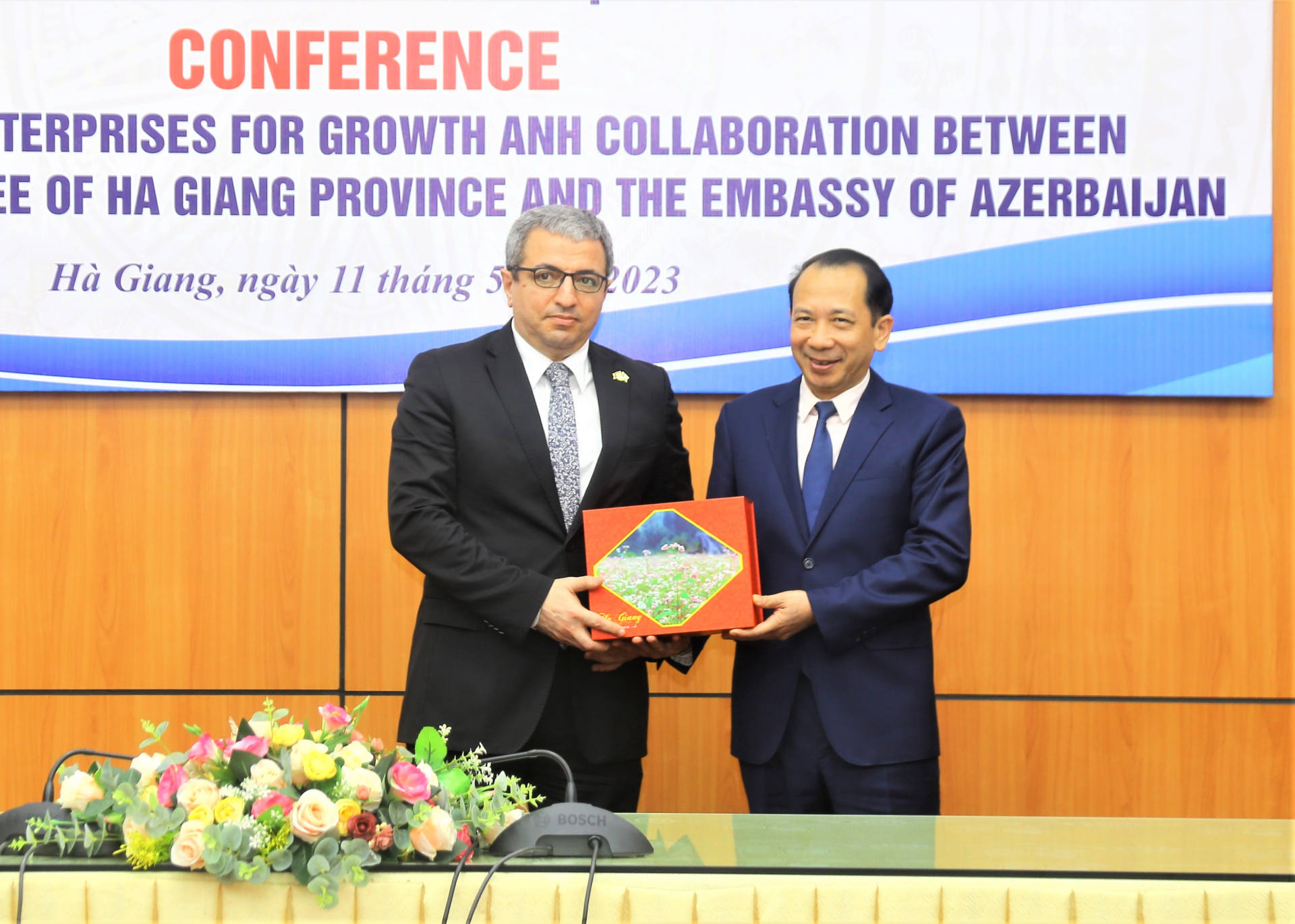 Phó Chủ tịch UBND tỉnh Trần Đức Quý tặng quà lưu niệm đoàn công tác của Đại sứ Đặc mệnh toàn quyền, Đại sứ quán nước Cộng hòa Azerbaijan tại Việt Nam.