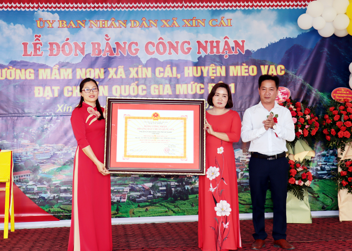 Lãnh đạo UBND huyện Mèo Vạc trao Bằng công nhận Trường đạt chuẩn Quốc gia mức độ 1 cho Trường Mầm non xã Xín Cái.