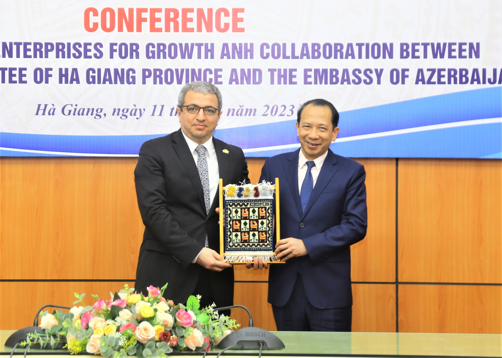 Ngài Shovgi Mehdizada - Đại sứ Đặc mệnh toàn quyền, Đại sứ quán nước Cộng hòa Azerbaijan tại Việt Nam tặng quà lưu niệm cho lãnh đạo UBND tỉnh.