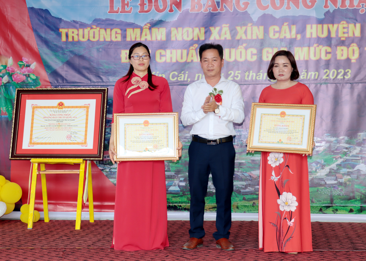 Các cá nhân có thành tích xuất sắc trong xây dựng Trường Mầm non xã Xín Cái đạt chuẩn được nhận Bằng khen của Chủ tịch UBND tỉnh.