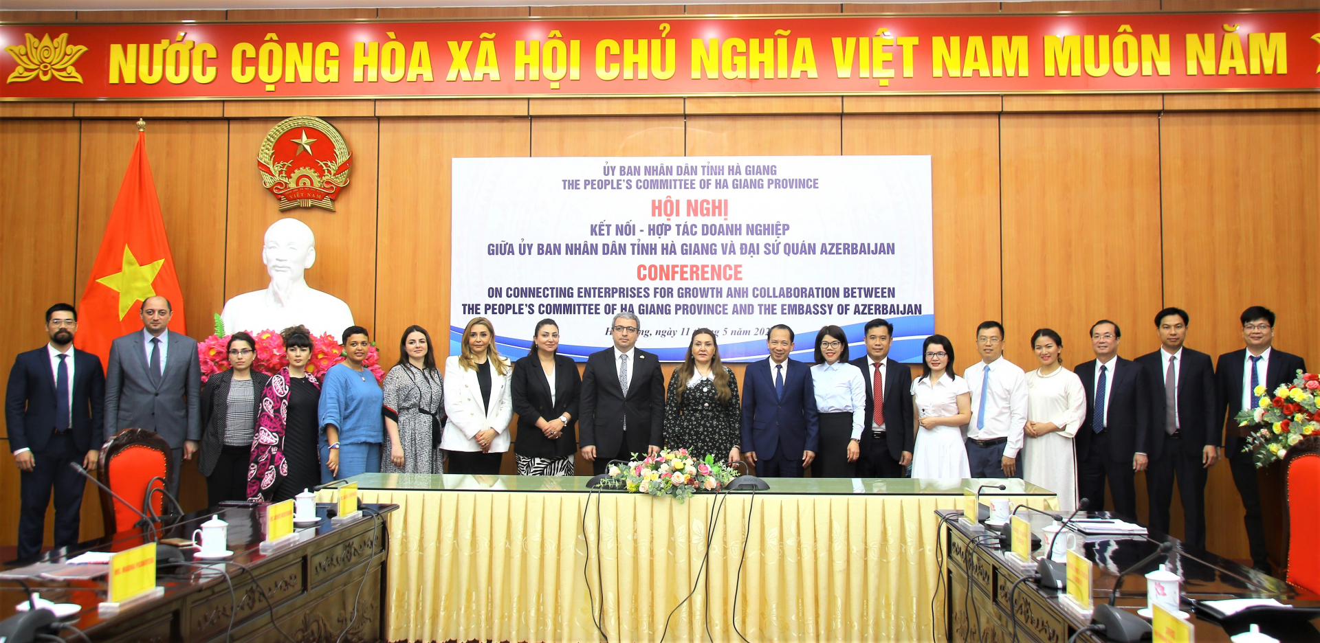 Đoàn công tác của Đại sứ Đặc mệnh toàn quyền, Đại sứ quán nước Cộng hòa Azerbaijan tại Việt Nam và lãnh đạo UBND tỉnh, doanh nghiệp hai bên chụp ảnh lưu niệm.