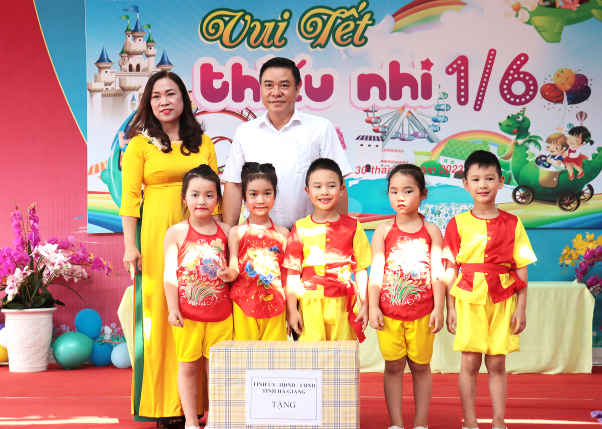 Phó Chủ tịch Thường trực UBND tỉnh Hoàng Gia Long tặng quà của Tỉnh ủy – HĐND – UBND tỉnh cho học sinh Trường Mầm non xã Ngọc Đường.
