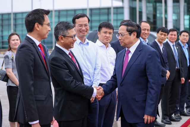 Đại sứ Indonesia tại Việt Nam Denny Abdi tiễn Thủ tướng và Đoàn Việt Nam lên đường dự Hội nghị Cấp cao ASEAN lần thứ 42 