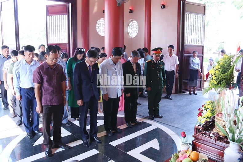 Đoàn đại biểu Đại sứ quán Việt Nam và các cơ quan bày tỏ lòng thành kính đối với Chủ tịch Hồ Chí Minh.