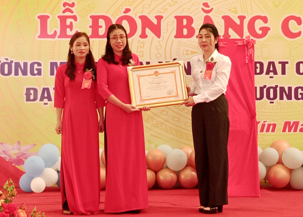Lãnh đạo UBND huyện Xín Mần trao Bằng công nhận đạt chuẩn Quốc gia mức độ 1 cho Trường Mầm non xã Xín Mần 

